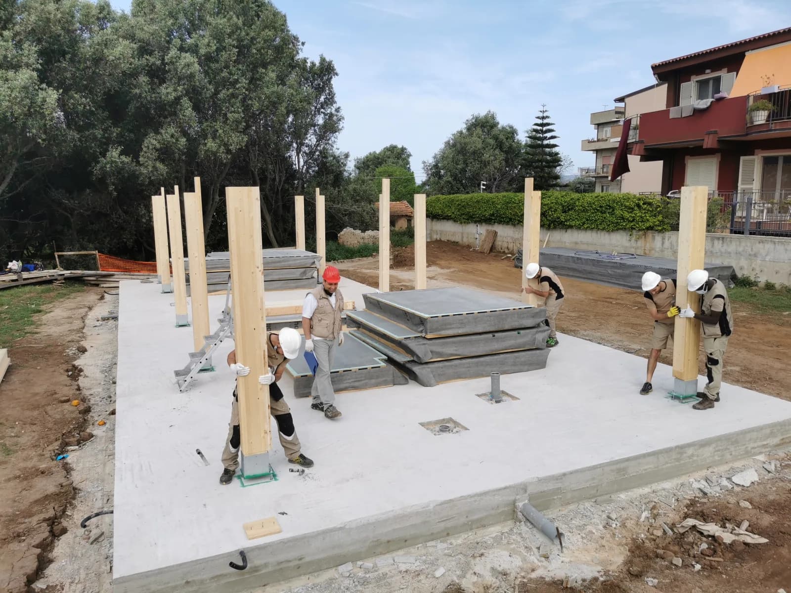 Squadra al lavoro sul cantiere, montaggio pareti