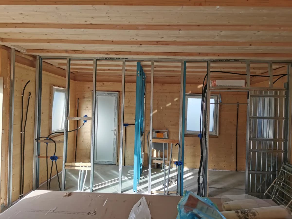 Interni struttura X-Frame con travi legno