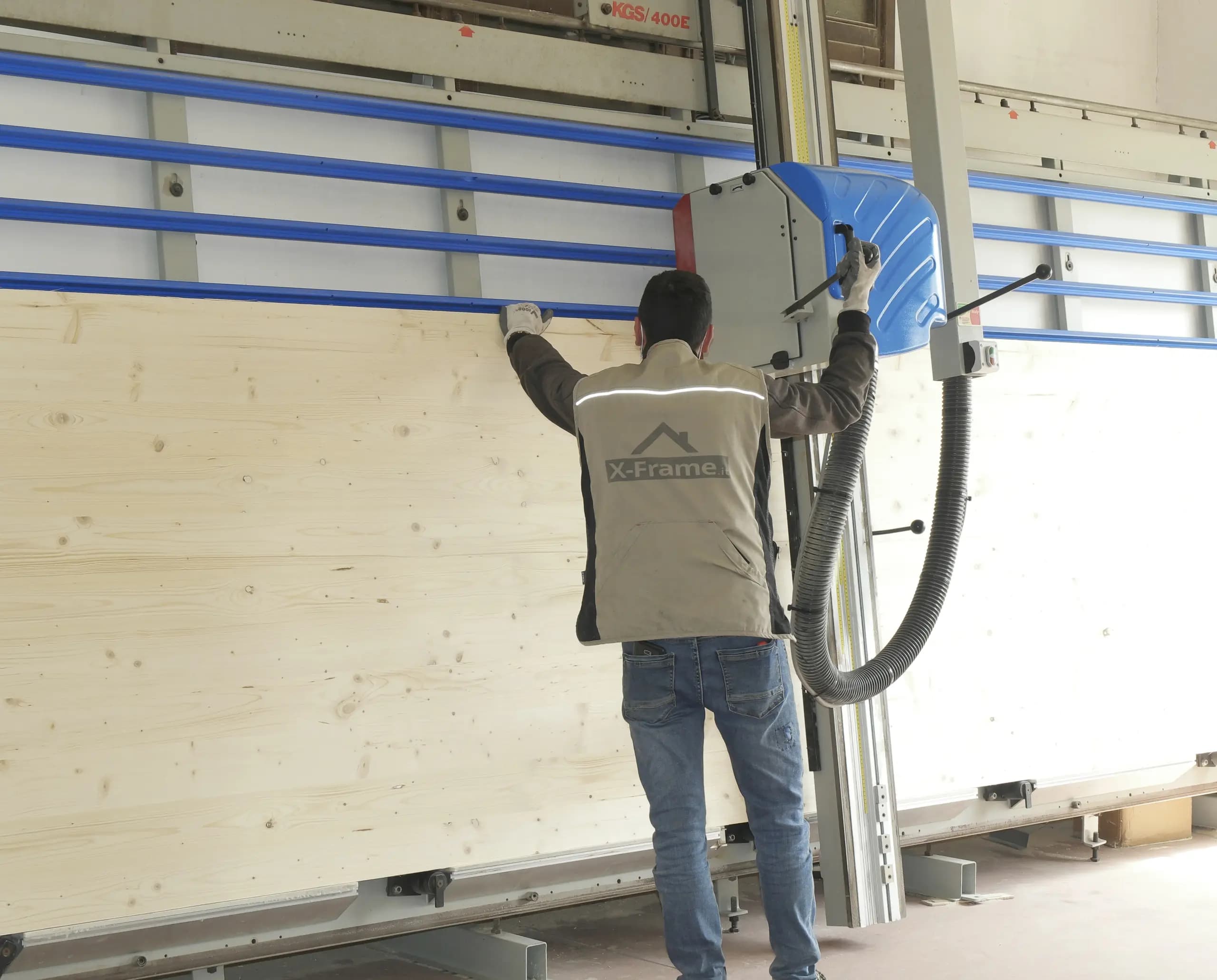 Operaio X-Frame alla sezionatrice verticale